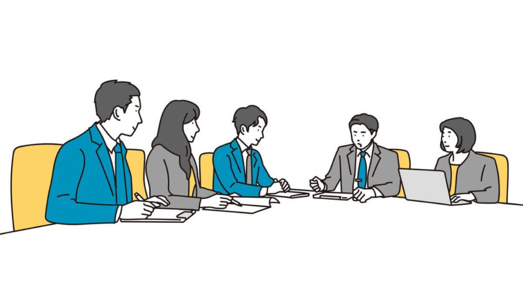 会議をするスーツ姿の男女5人