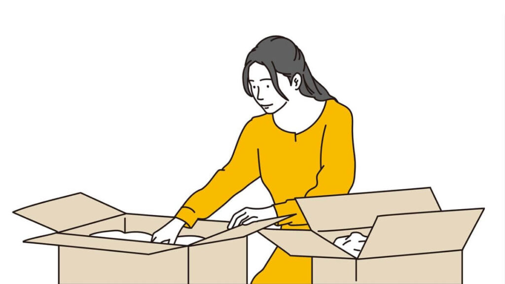 荷物を整理する若い女性