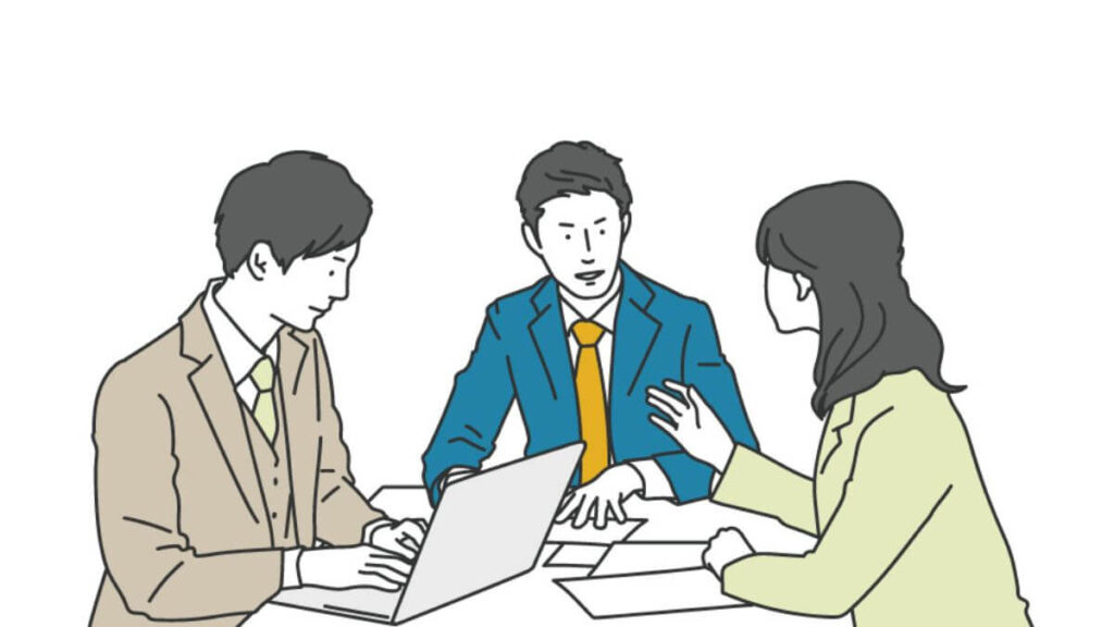 真剣に会議をするスーツ姿の男女3人