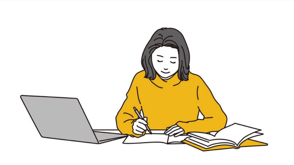 穏やかな表情で文章を書く女性