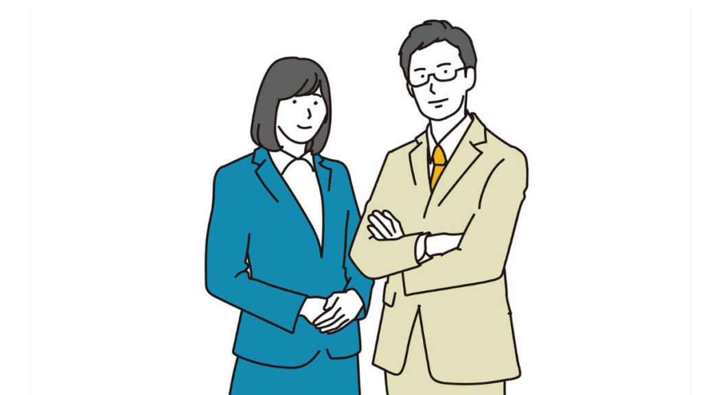 明るい表情で立つスーツ姿の男女