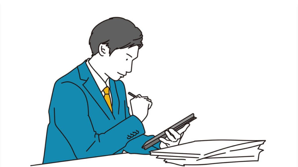 タブレットを使って探し物をするスーツ姿の男性