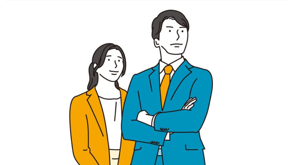 上を向き凛々しい顔をするスーツ姿の男女