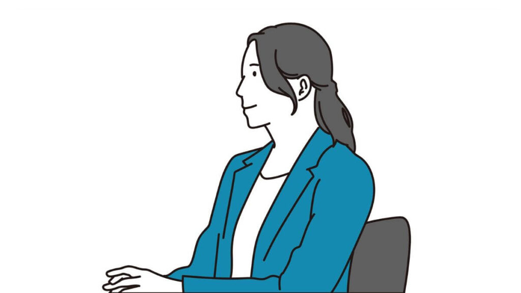 和かな表情で仕事をするスーツ姿の女性