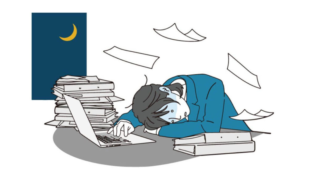 デスクが散らかった状態で仕事をする女性