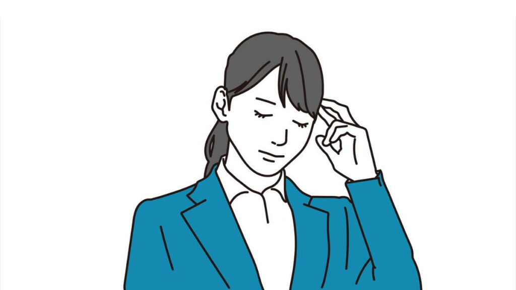 頭に手を置き目を瞑るスーツ姿の女性