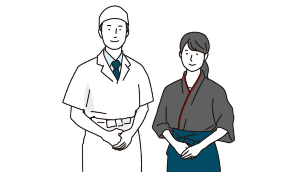 前に手を置き微笑む飲食店勤務の男女