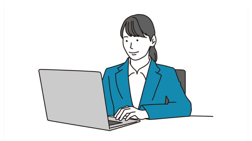 柔らかい表情でパソコン作業をする女性