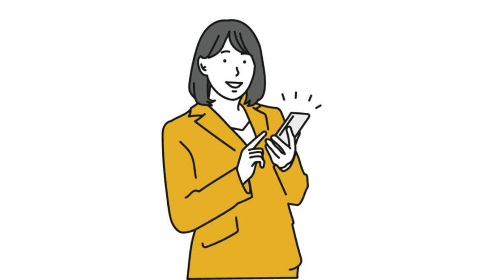 笑顔でスマホを触るスーツ姿の女性