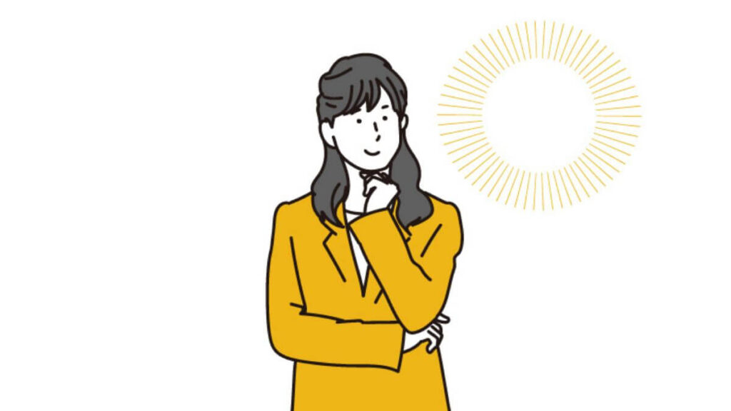 明るい表情で腕を組む若い女性