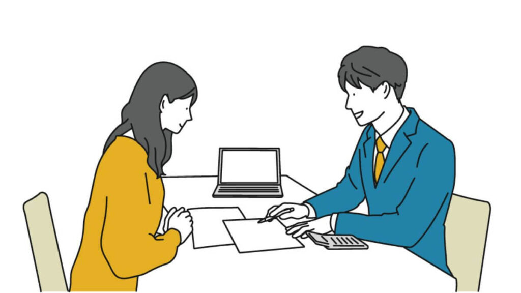 笑顔で女性に説明するスーツ姿の男性