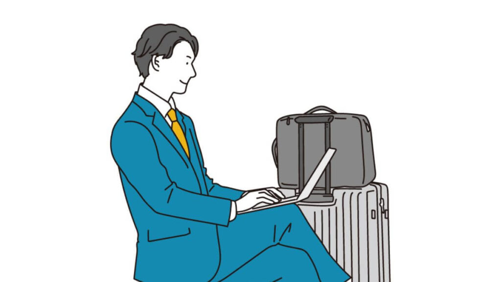 穏やかな表情でパソコンを使う男性