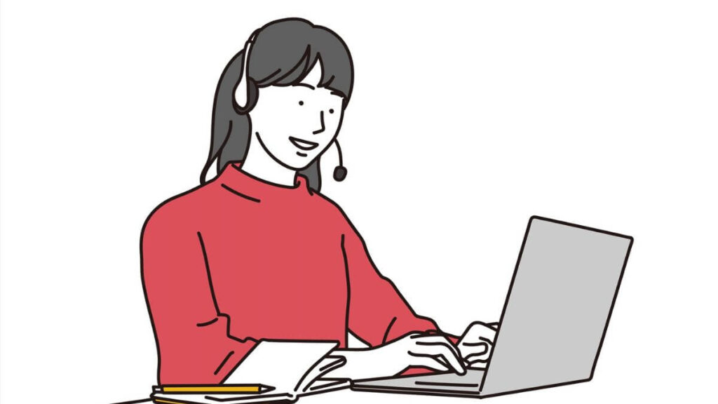 自宅で笑顔で仕事をする若い女性