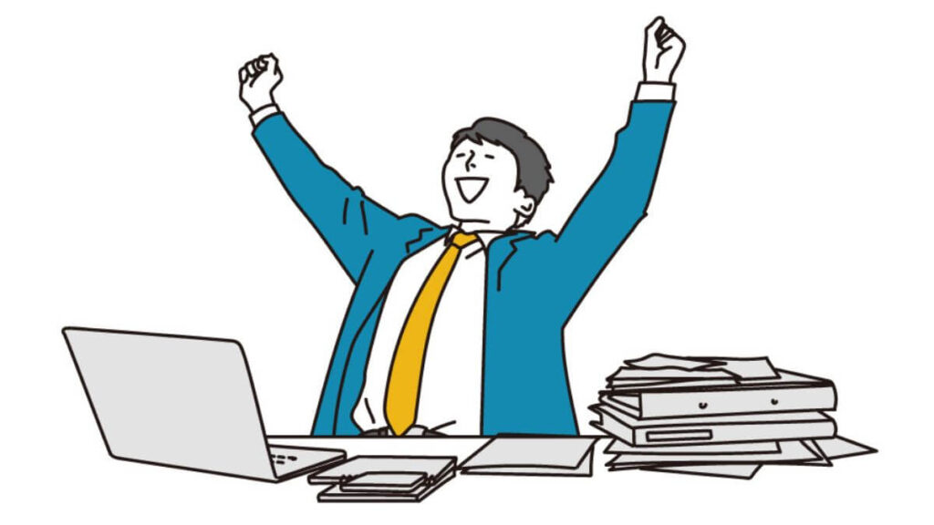 仕事中にガッツポーズをするスーツ姿の男性