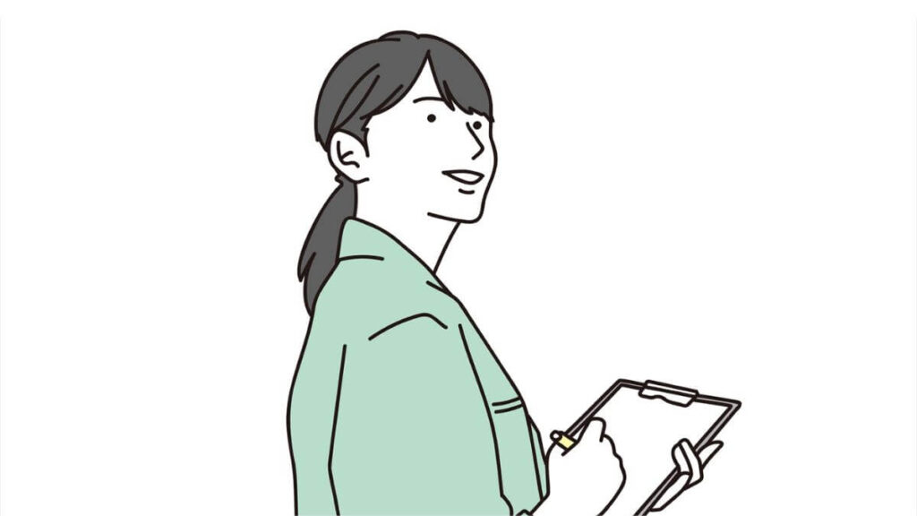 上を向き笑顔の作業着姿の女性