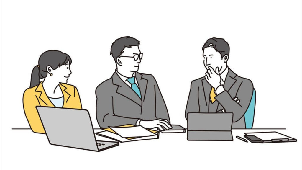 落ち着いた表情で会議をする男女3人