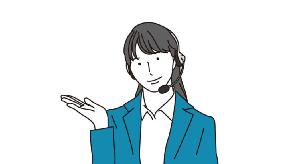 手を挙げて説明をするスーツ姿の女性