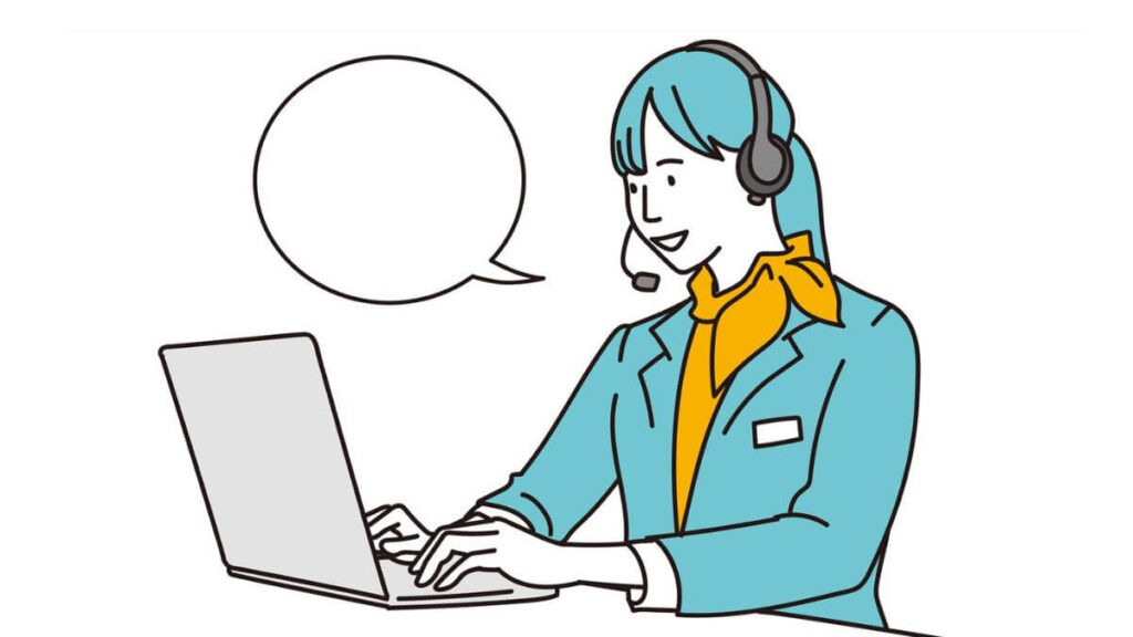 ヘッドセットをつけてパソコンを使う若い女性