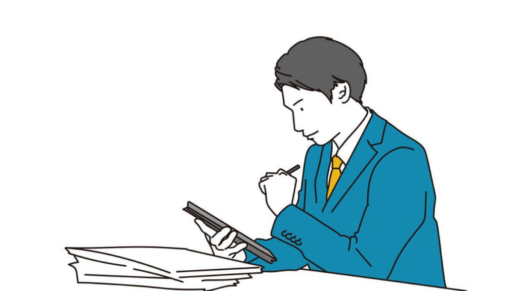 タブレットを見ながら仕事をするサラリーマン