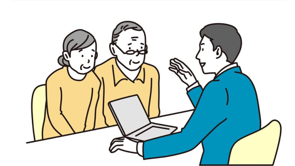 老夫婦に説明をするスーツ姿の男性