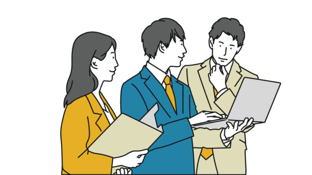 パソコンを使いながら会議をする男女3人