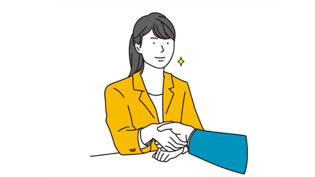 男性と笑顔で握手をするスーツ姿の女性