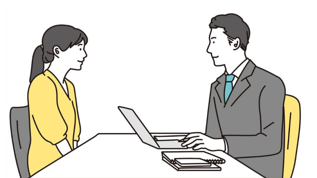 私服で面接を受ける若い女性