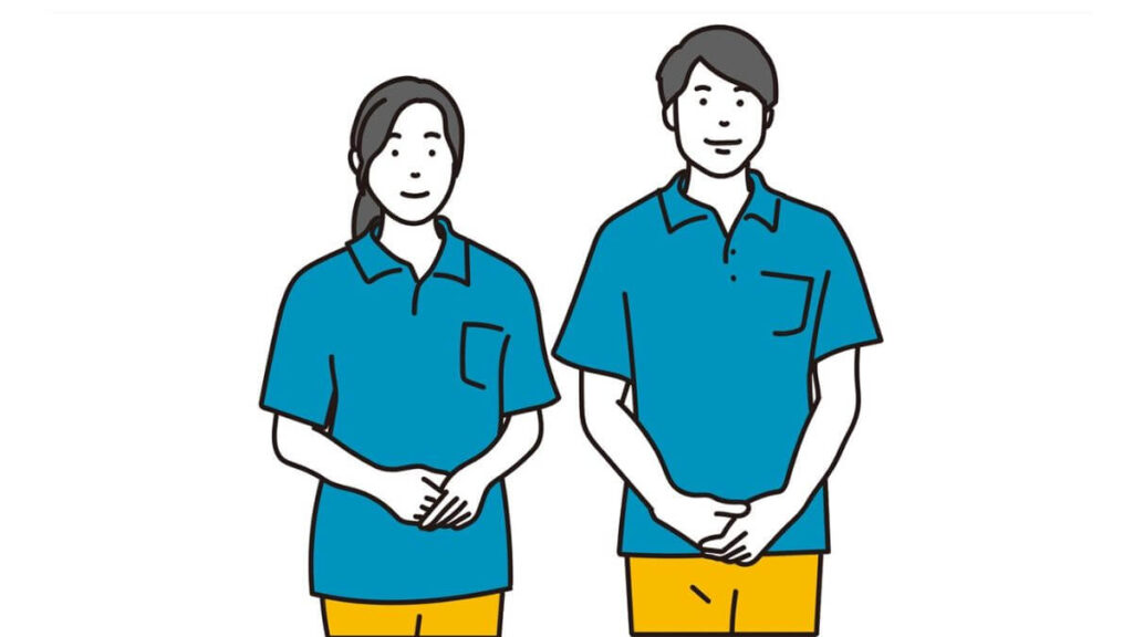 笑顔で立つ制服姿の男女