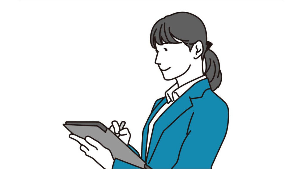 タブレットを使ってメモを取るスーツ姿の女性