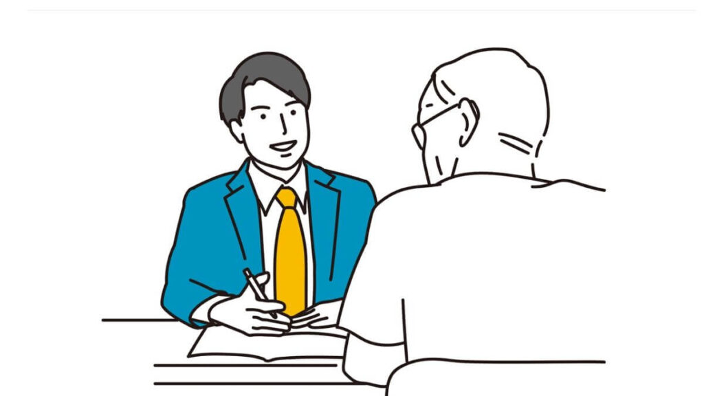 笑顔で説明をするスーツ姿の男性