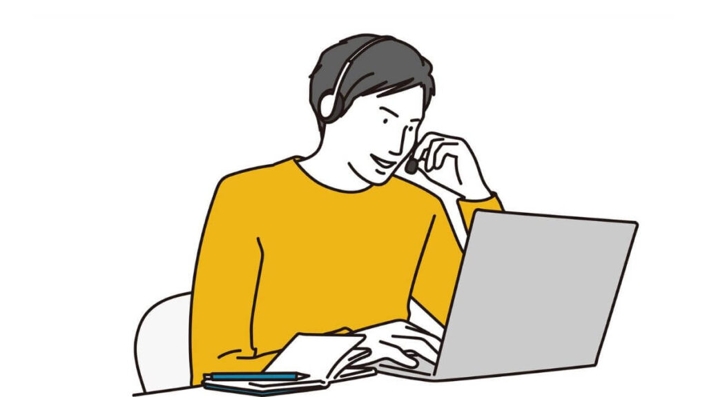 自宅でパソコンを使って仕事をする男性