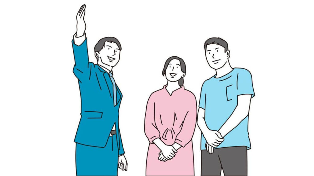 笑顔でお客さんに説明をするスーツ姿の男性