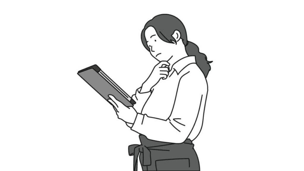 タブレットを読む飲食店勤務の若い女性