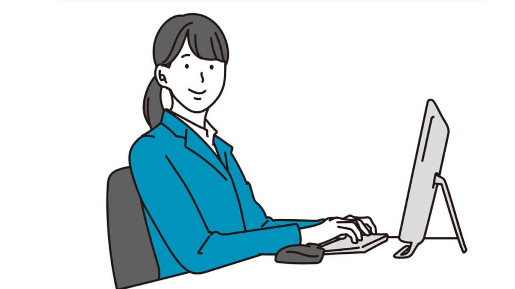 笑顔でパソコン作業をするスーツ姿の若い女性