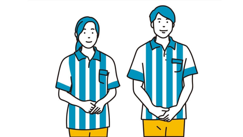 前で手を組み並ぶコンビニ店員の男女2人