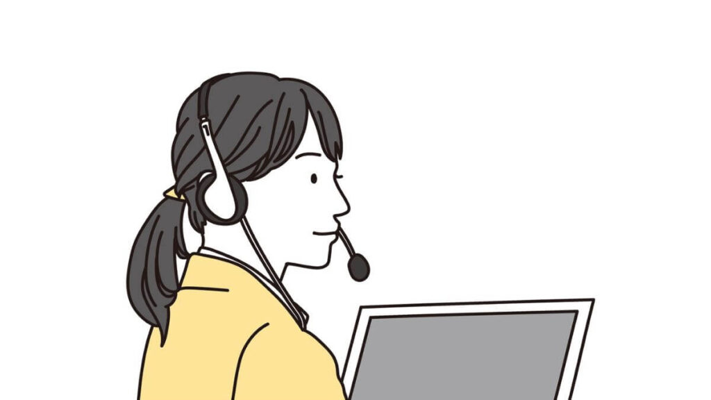 ヘッドセットをして仕事をする若い女性