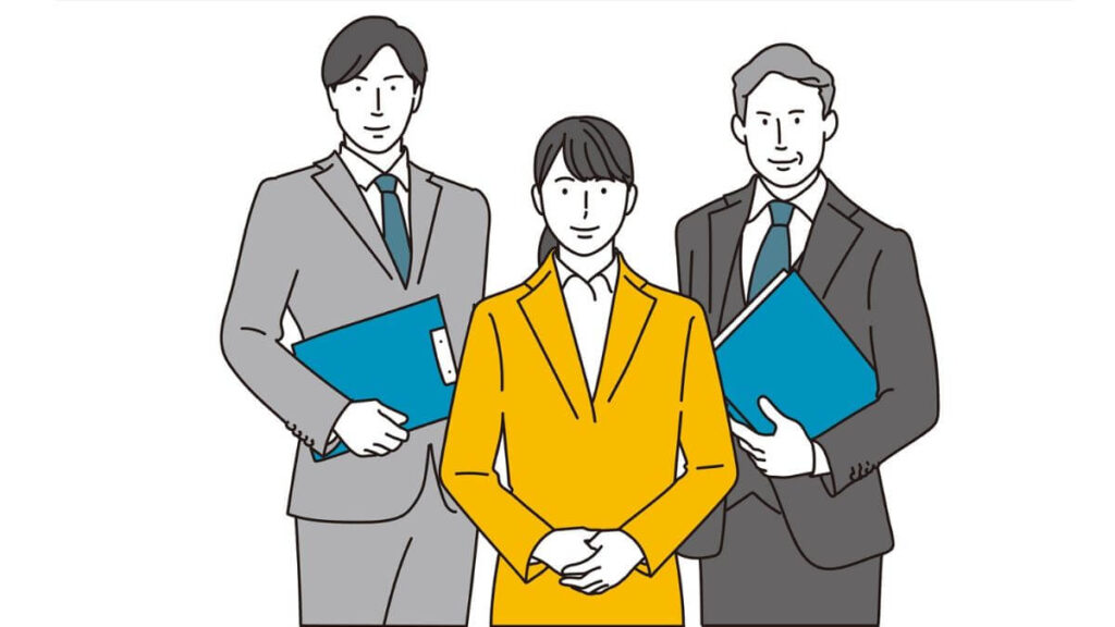 笑顔で立つスーツ姿の男女3人