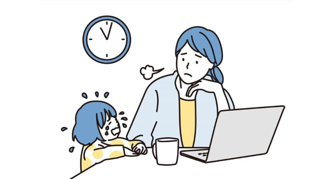 子育てをしながらパソコン仕事をする女性