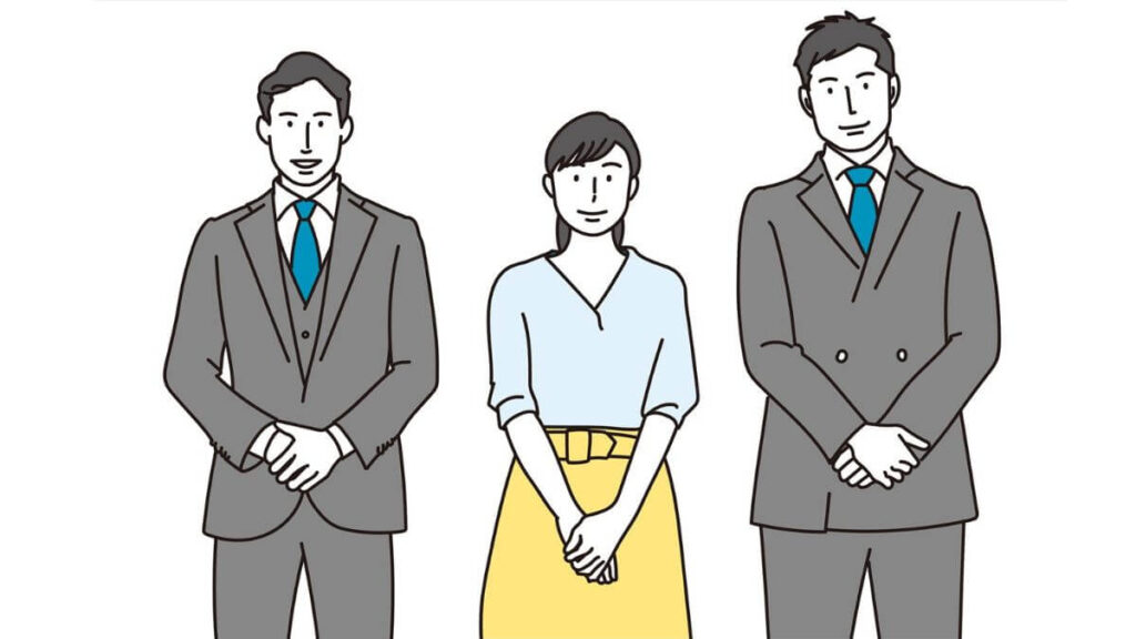 前で手を組み微笑むスーツ姿の男女3人