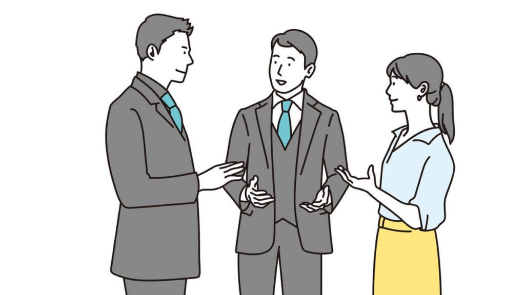 仲良く会話をするスーツ姿の男女3人