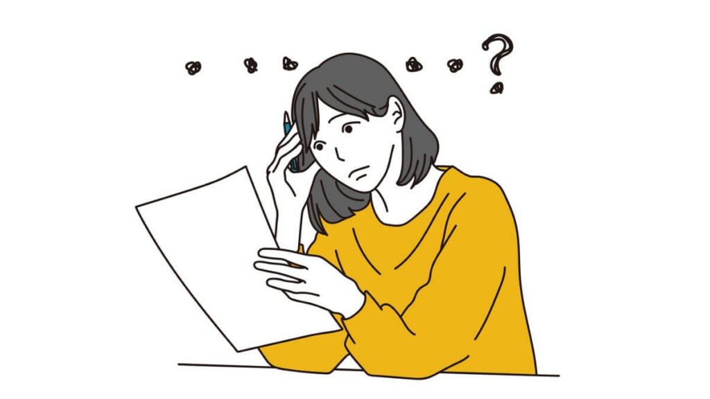 書類を持ち疑問を感じる女性