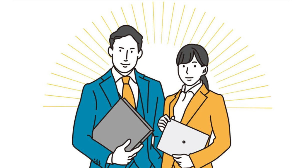 パソコンを持ち笑顔のスーツ姿の男女2人