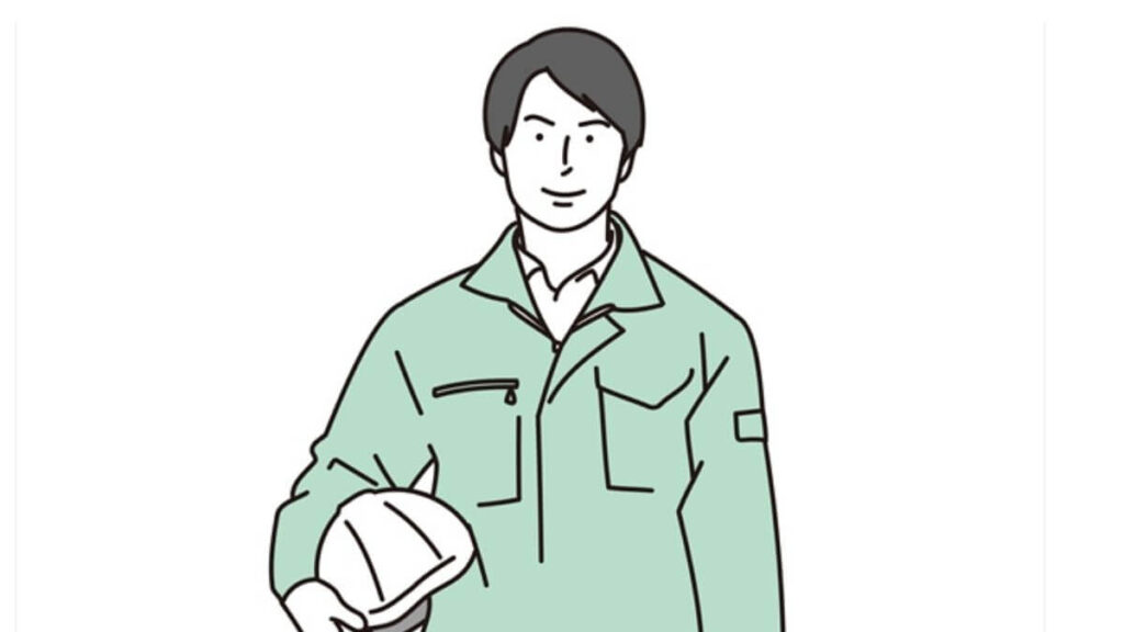 ヘルメットを持ち微笑む作業着姿の男性