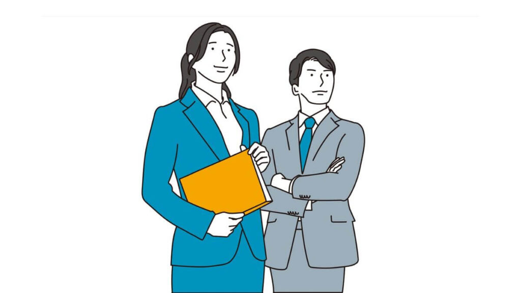バインダーを持ち上司と並ぶスーツ姿の女性