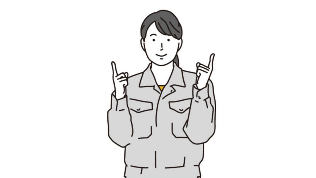 人差し指を上にあげて説明する作業着姿の女性