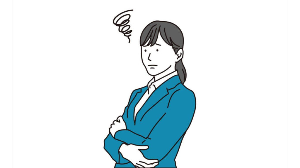 腕を組み悩むスーツ姿の女性