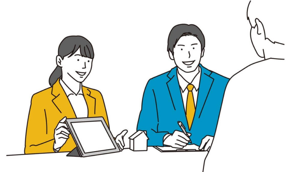 タブレットを使って説明をするスーツ姿の男女