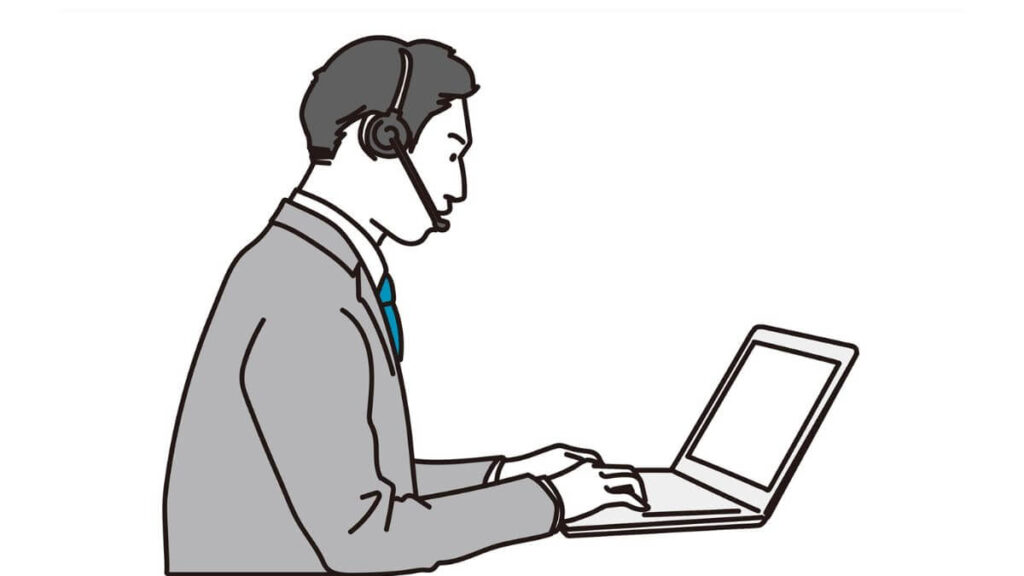 ヘッドセットをしながら笑顔で電話する男性