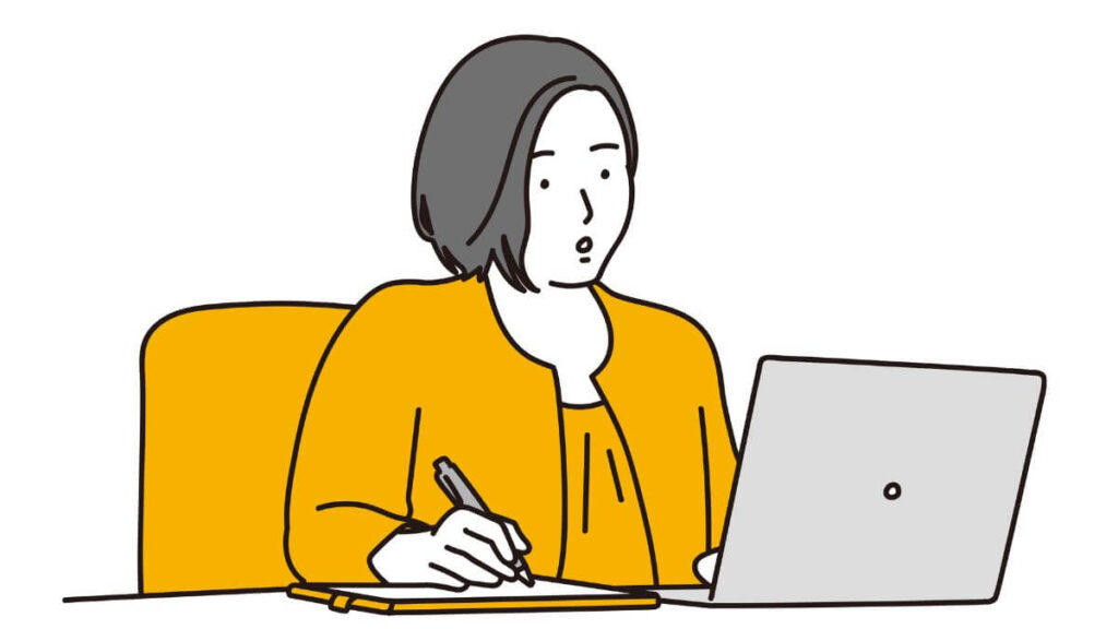 パソコンを使いながらメモを取る女性