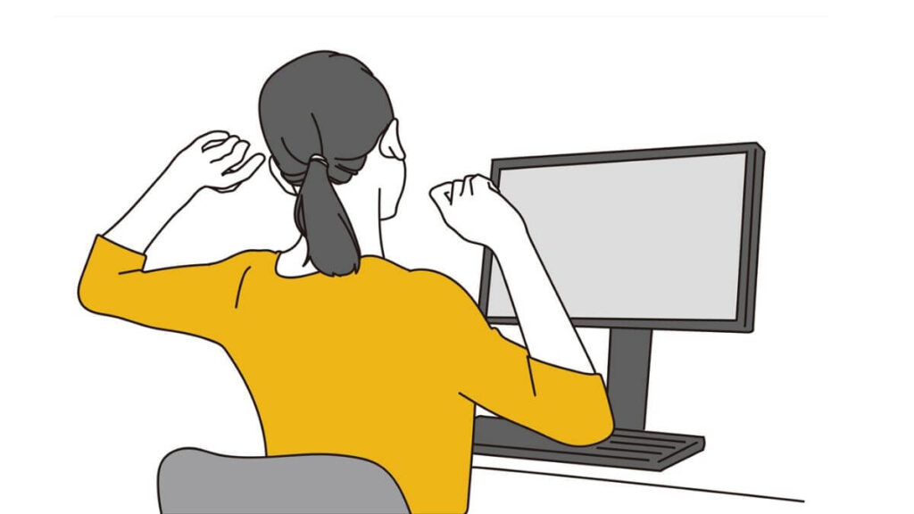 パソコンの前で休憩をするキャリアウーマン